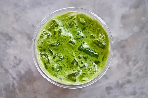 Ice latte matcha zbliżenie
